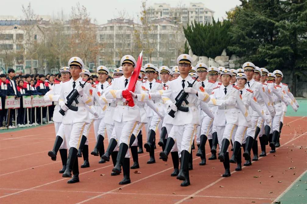 弘扬宪法精神 共建法治校园——昌乐一中举行第十四周升旗仪式