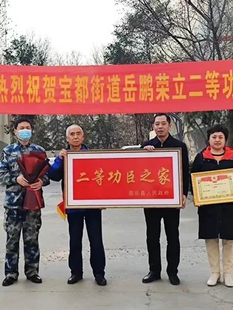 一群人在游行

描述已自动生成