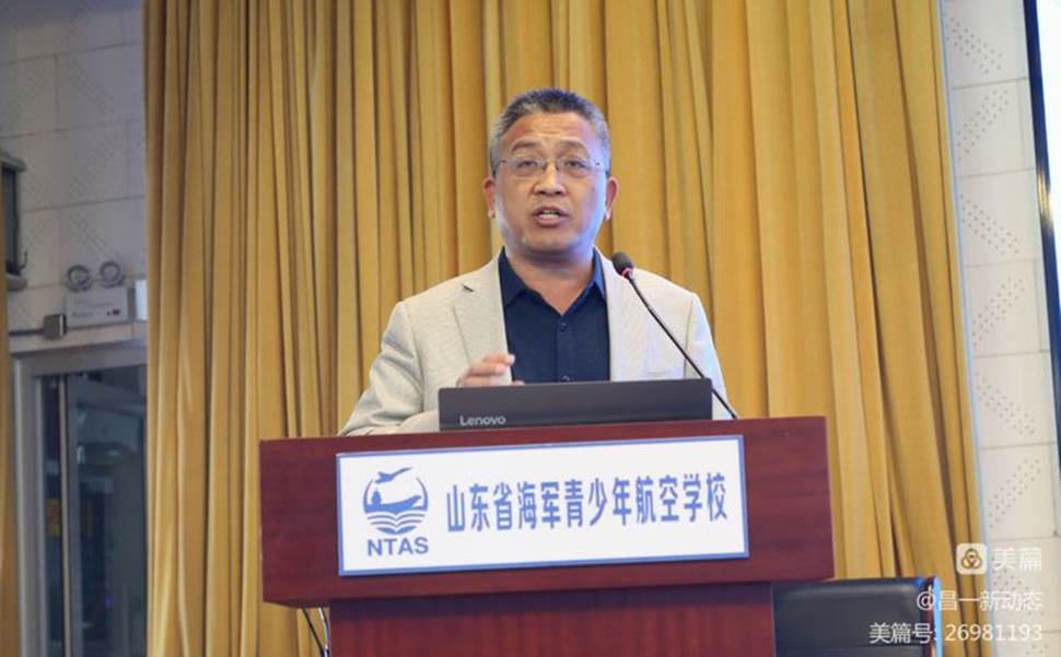 电脑前的男人

中度可信度描述已自动生成