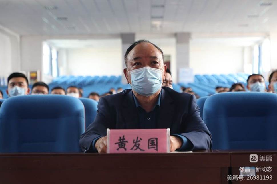 男人在房间里

中度可信度描述已自动生成