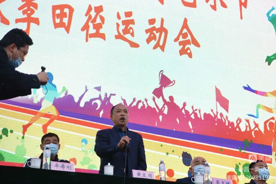 男人的照片上写着字

中度可信度描述已自动生成