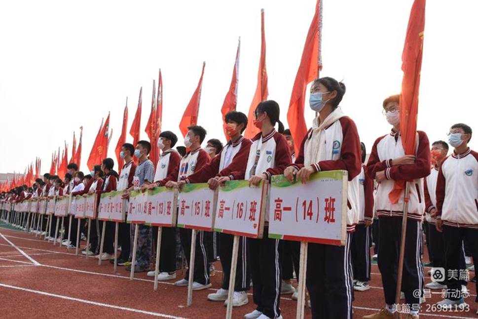 一群人站在台上

中度可信度描述已自动生成