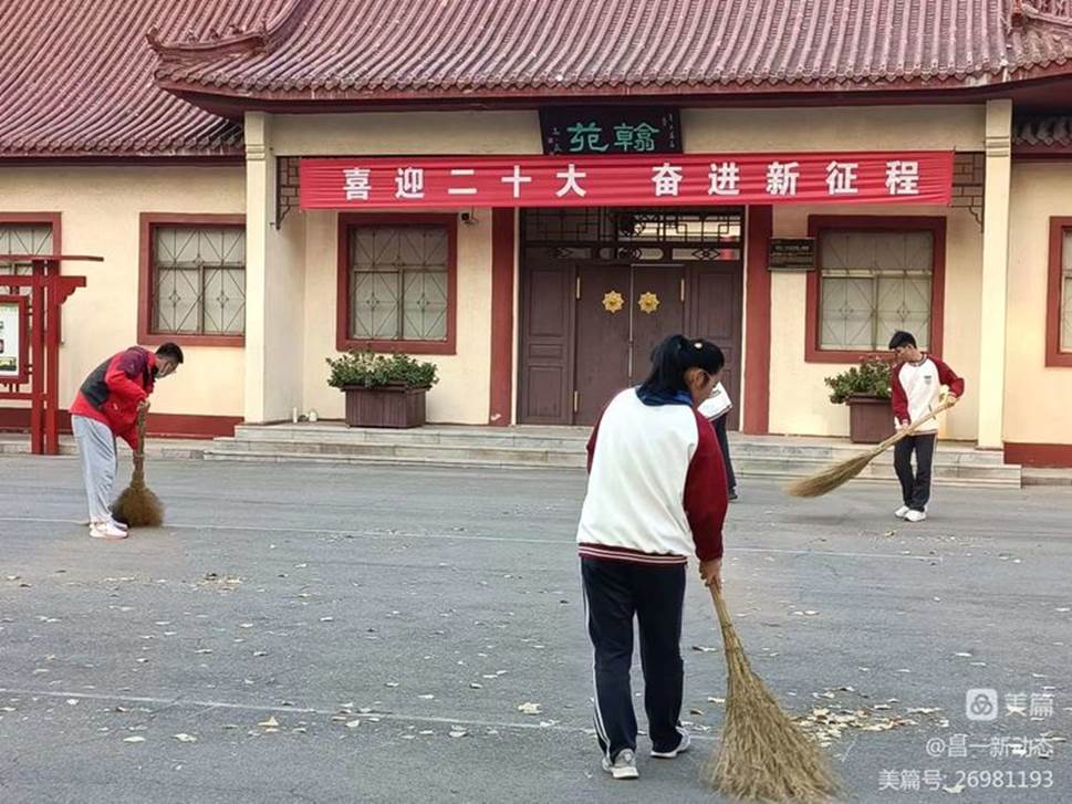 男人在街道边走

描述已自动生成