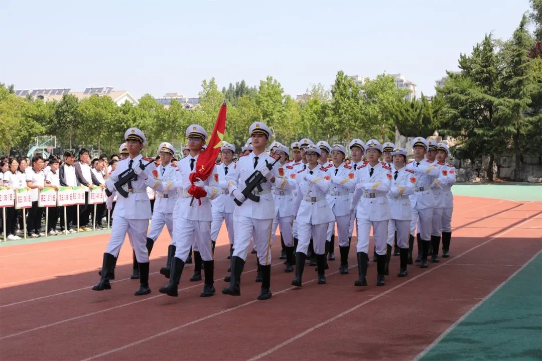 以奋斗之姿前行 怀感恩之心成长——昌乐一中举行第十九周升旗仪式