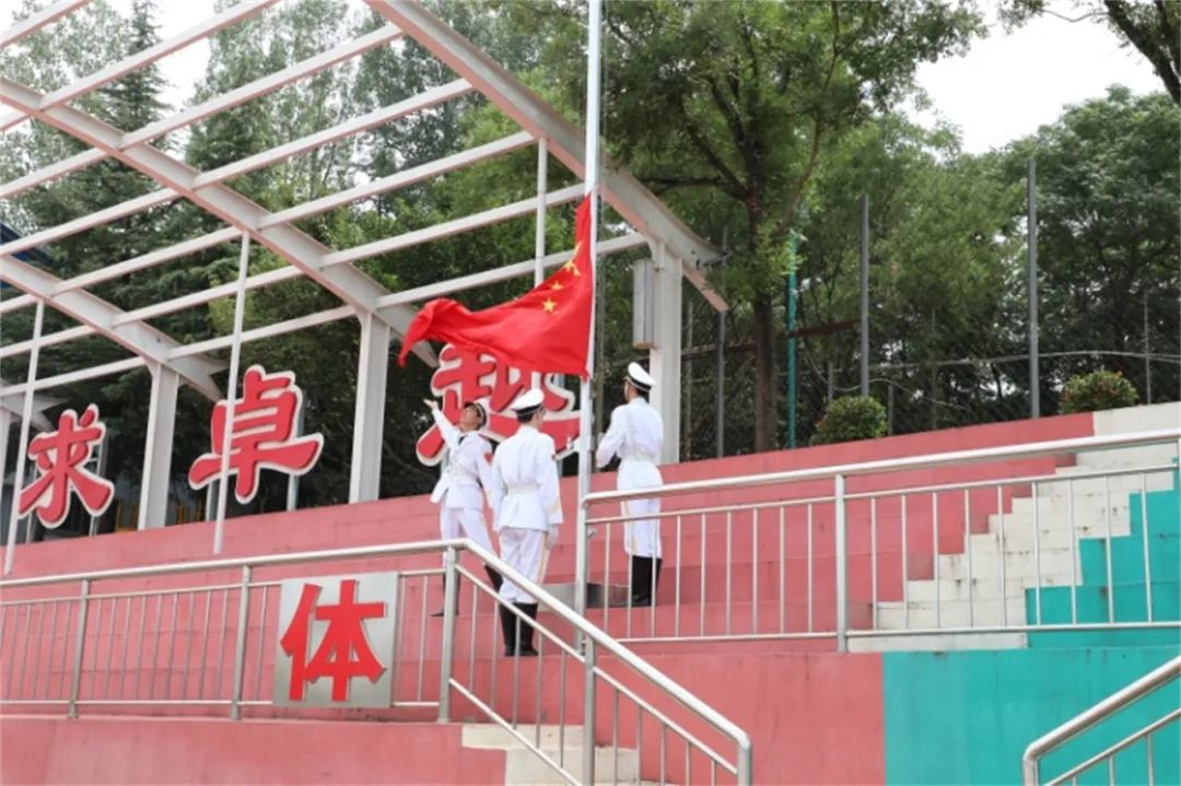 传承红色基因 争做强国少年——昌乐一中举行第二十一周升旗仪式