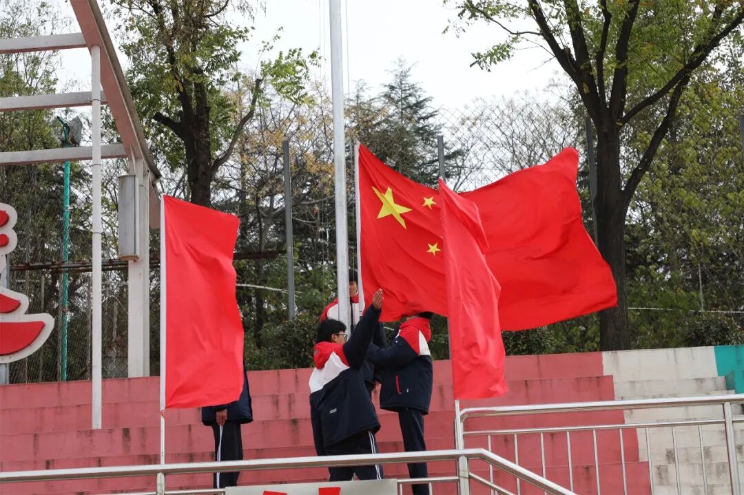 在风雨中铸就坚韧的翅膀——昌乐一中举行第十二周升旗仪式