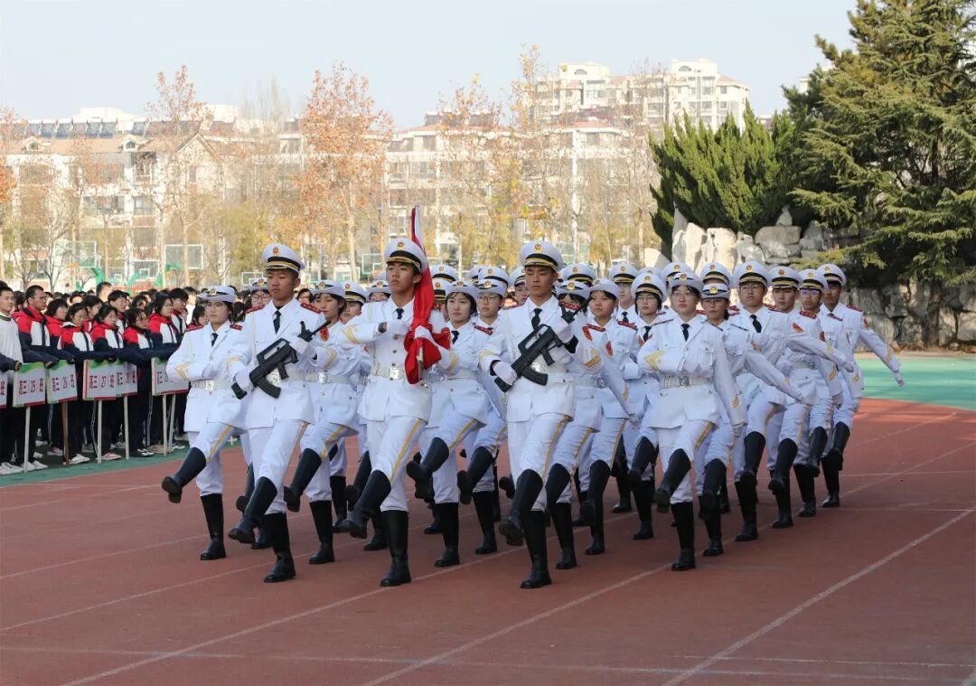 弘扬宪法精神 共建法治校园——昌乐一中举行第十四周升旗仪式