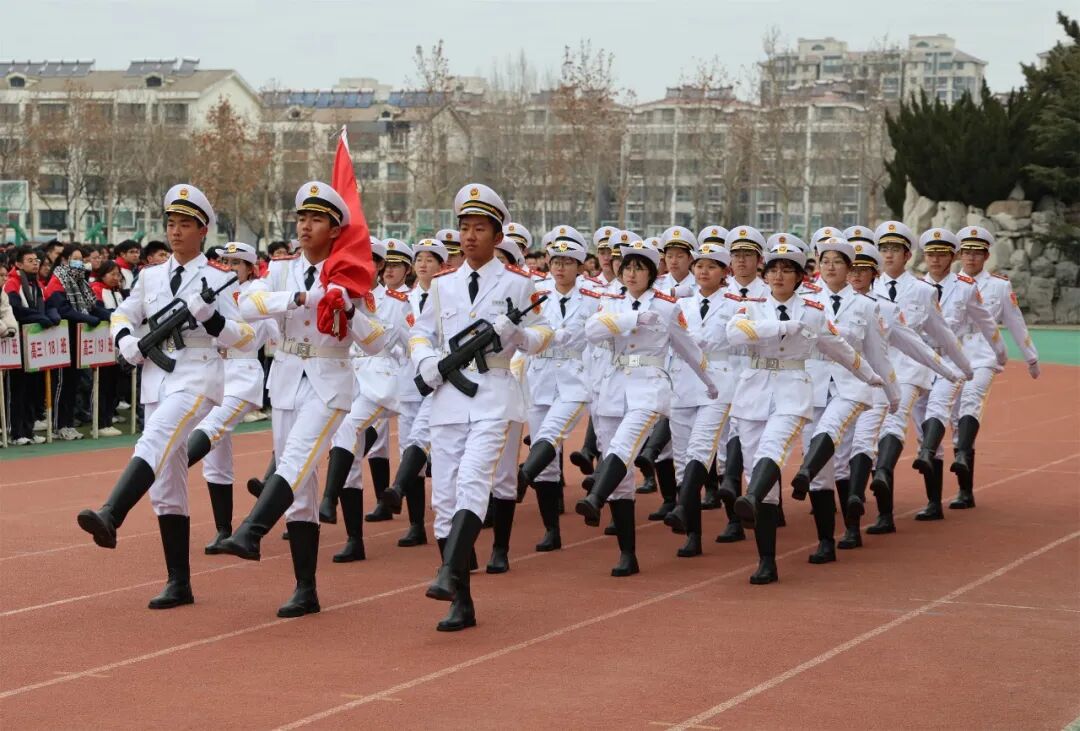 自觉者成长 自律者出众——昌乐一中举行第十七周升旗仪式