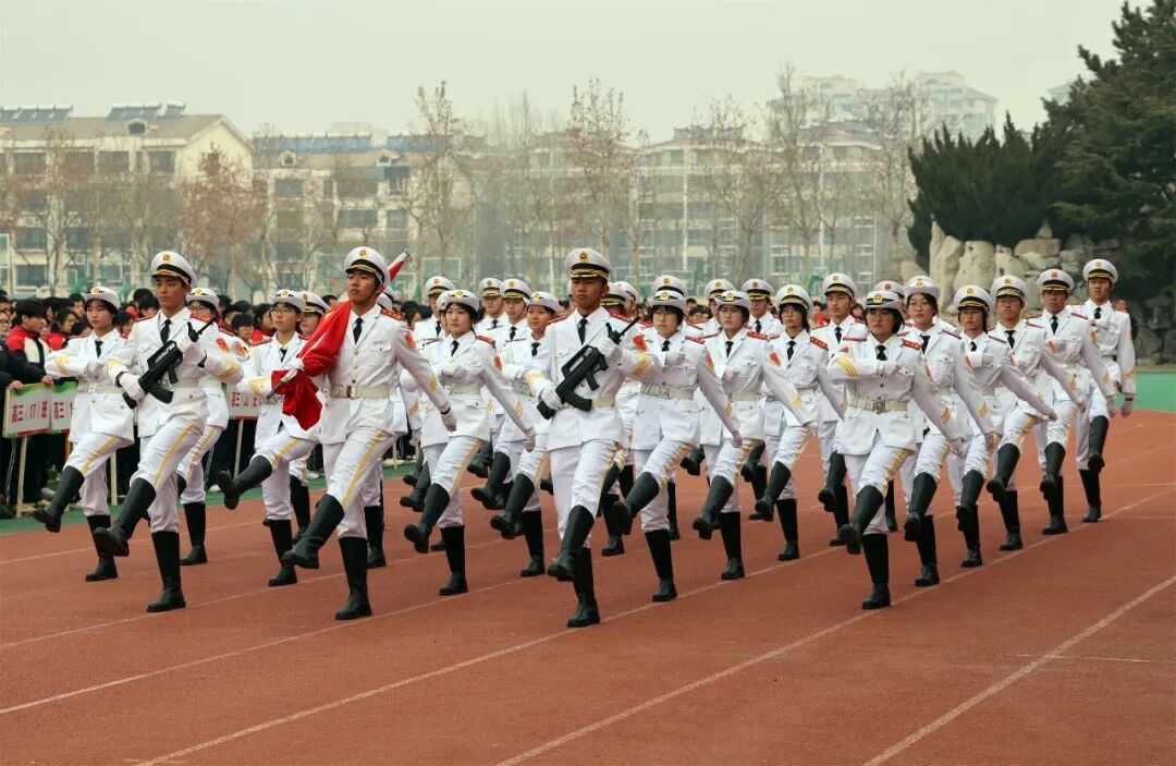 怀自信之心 绽独特之光——昌乐一中举行第十九周升旗仪式