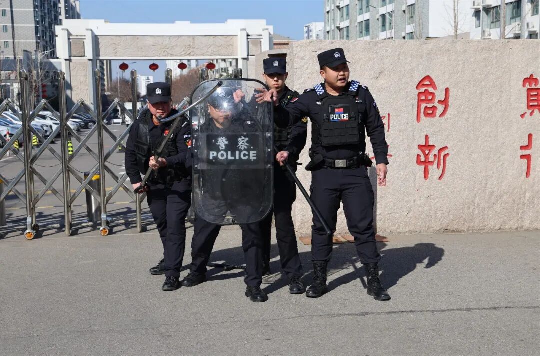 以“演”筑防 以“练”护航——昌乐一中开展反恐防暴“最小应急单元”处置演练