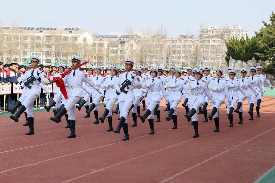 与法同行 向阳成长——昌乐一中举行第三周升旗仪式