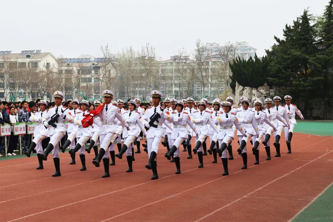 心怀感恩 向阳成长——昌乐一中举行第五周升旗仪式