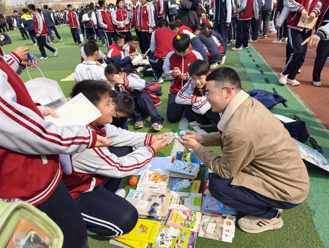 书香流转阅美好 跳蚤市场溢芬芳——昌乐一中初中部举行读书月图书跳蚤市场活动