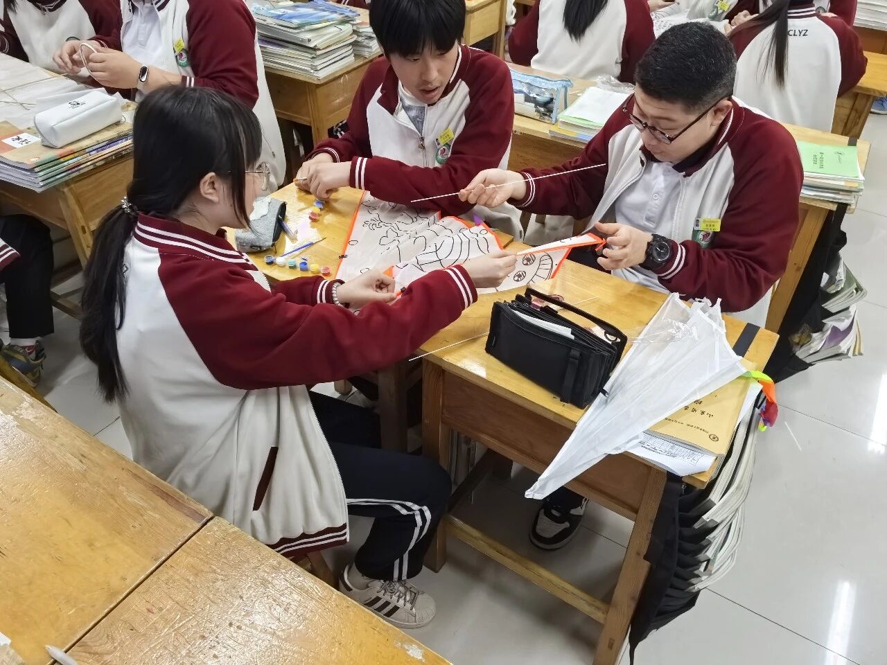 昌乐一中高一年级举行“鸢舞校园 匠心传韵”风筝手工制作与放飞活动