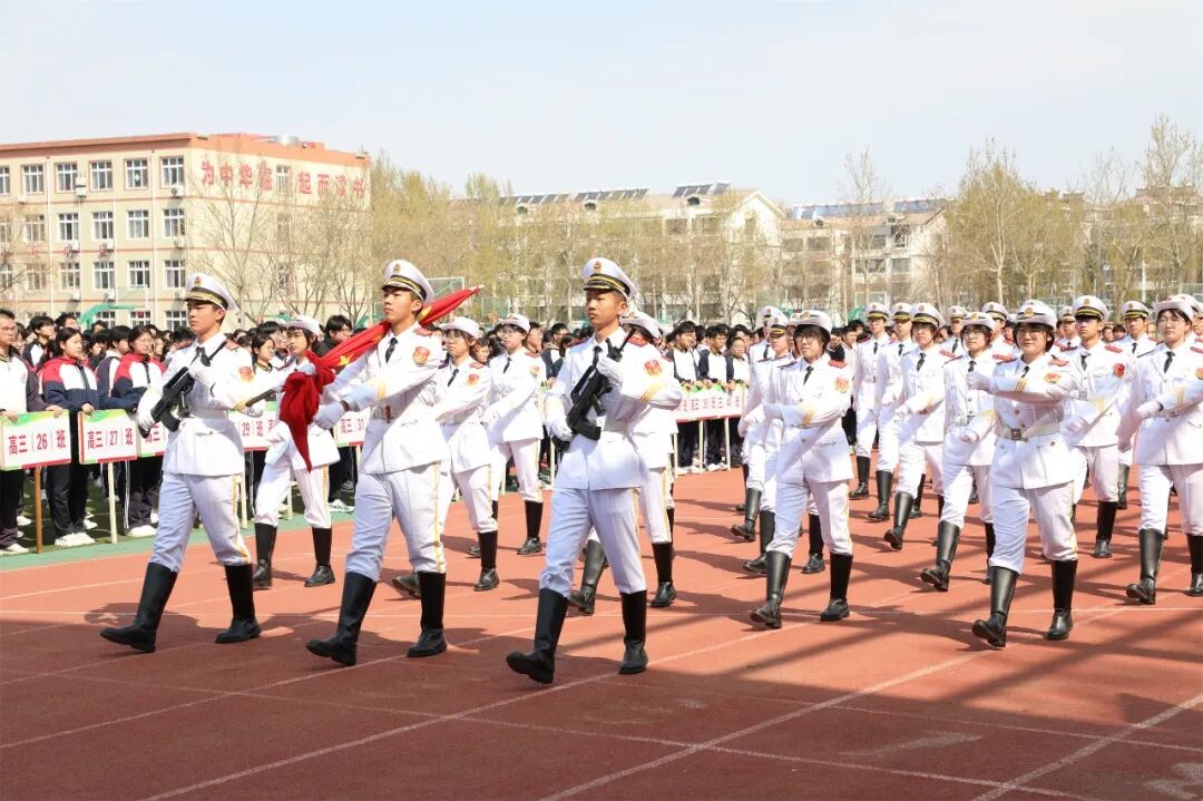 于细节处见修养 在自律中得自由——昌乐一中举行第六周升旗仪式