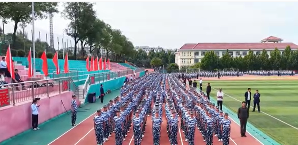 骄阳砺品格 少年展雄姿——昌乐一中2026 级新生国防教育课程汇演隆重举行