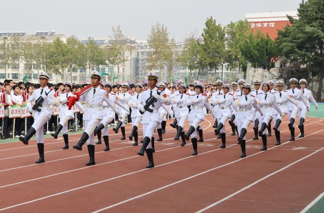 社团聚力增涵养 赛场拼搏育担当——昌乐一中举行第七周升旗仪式